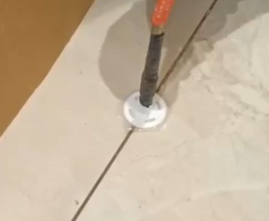 武汉瓷砖空鼓维修公司专业解答瓷砖在铺贴过程中，如果没有涂抹均匀到位的粘结材料（如水泥砂浆或瓷砖胶），可能会导致以下问题